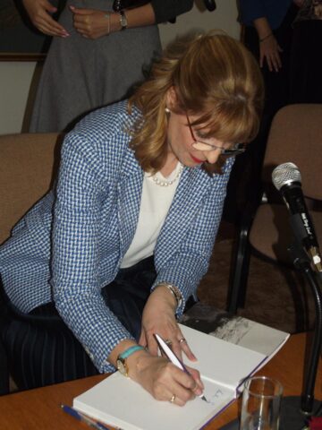 Lansare de carte regală la Biblioteca Bucovinei în prezența ASR Principesa Maria