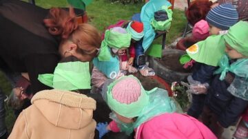 Acțiune de ecologizare, la Grădinița Nr. 3 „Dumbrava Minunată” Dumbrăveni