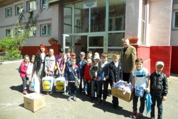 Elevii școlii din Salcea au oferit daruri copiilor din Centrul „Speranța”