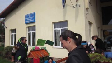 Acțiune de ecologizare, la Grădinița Nr. 3 „Dumbrava Minunată” Dumbrăveni