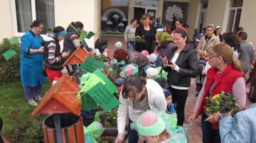 Acțiune de ecologizare, la Grădinița Nr. 3 „Dumbrava Minunată” Dumbrăveni