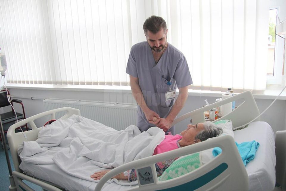 Dr. Gavrilovici la patul unei paciente