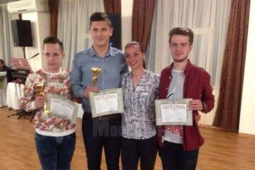 Cei trei elevi de la LPS Suceava, alături de profesoara Daniela Cojocaru