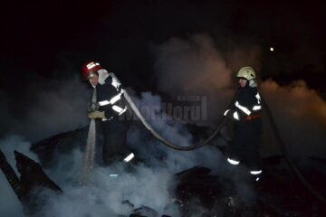 O gospodărie distrusă de flăcări la Putna și pagube importante în urma unui incendiu la Straja