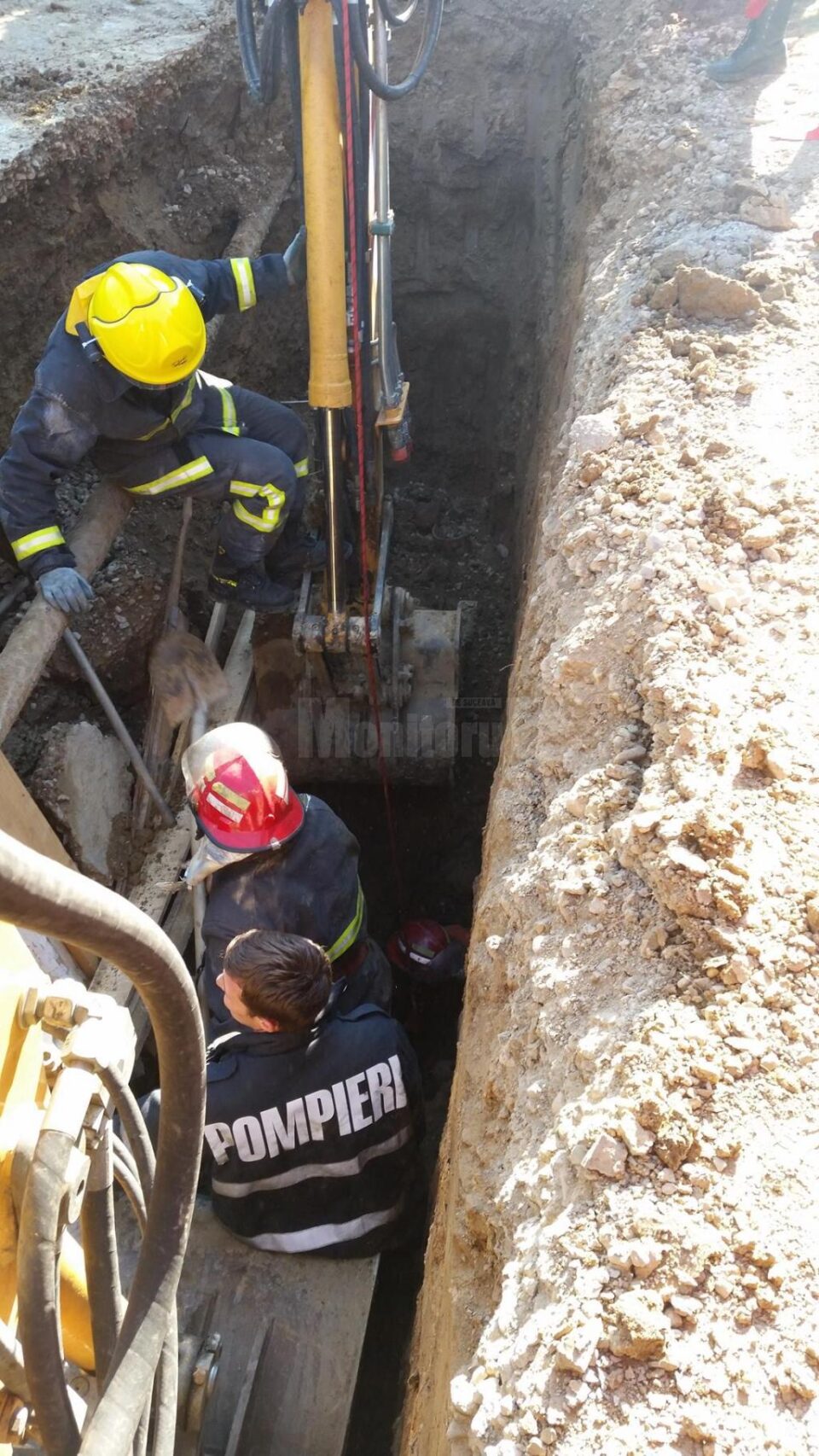 Un muncitor surprins sub un mal de pământ, salvat de pompieri la Frasin