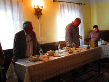 Președintele Sorin Golda și oficiantul religios Daniel Blumenfeld, rugăciune la Seder