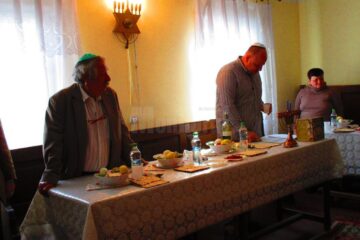 Președintele Sorin Golda și oficiantul religios Daniel Blumenfeld, rugăciune la Seder
