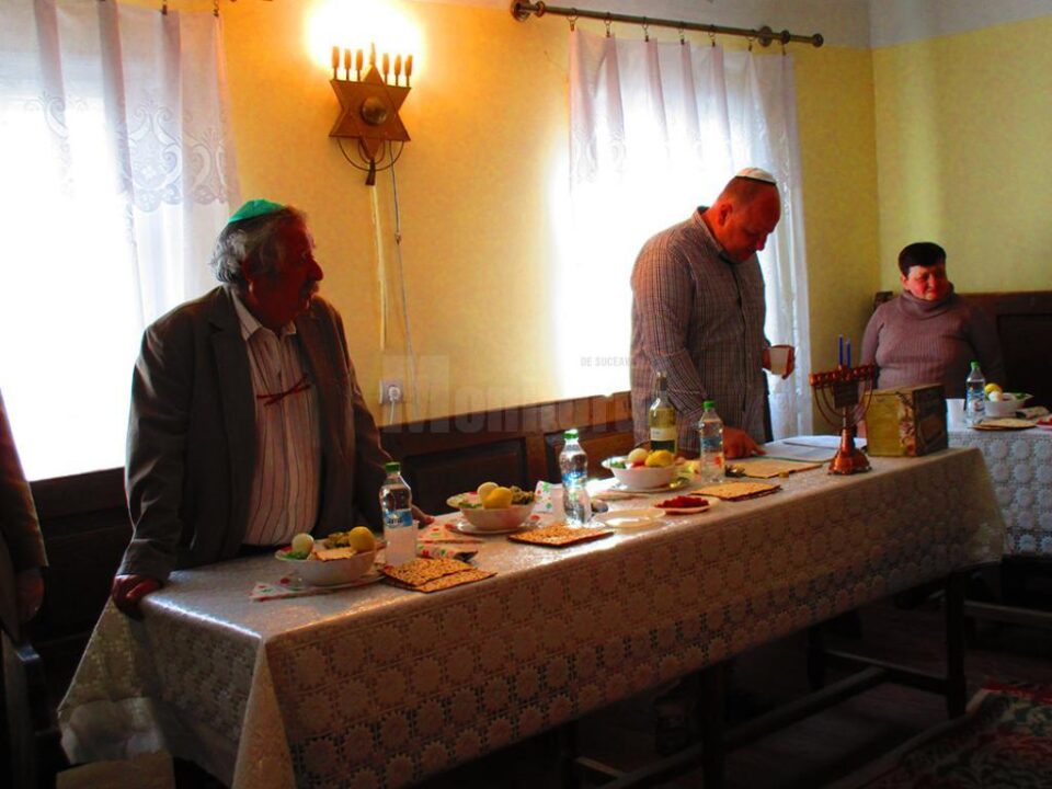 Președintele Sorin Golda și oficiantul religios Daniel Blumenfeld, rugăciune la Seder Președintele Sorin Golda și oficiantul religios Daniel Blumenfeld, rugăciune la Seder