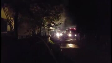 O gospodărie distrusă de flăcări la Putna și pagube importante în urma unui incendiu la Straja