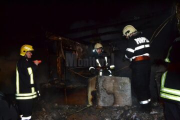 O gospodărie distrusă de flăcări la Putna și pagube importante în urma unui incendiu la Straja