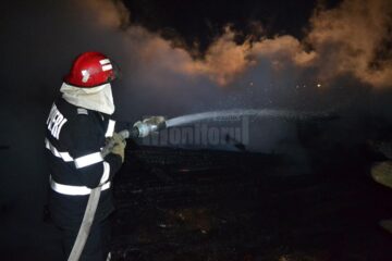 O gospodărie distrusă de flăcări la Putna și pagube importante în urma unui incendiu la Straja