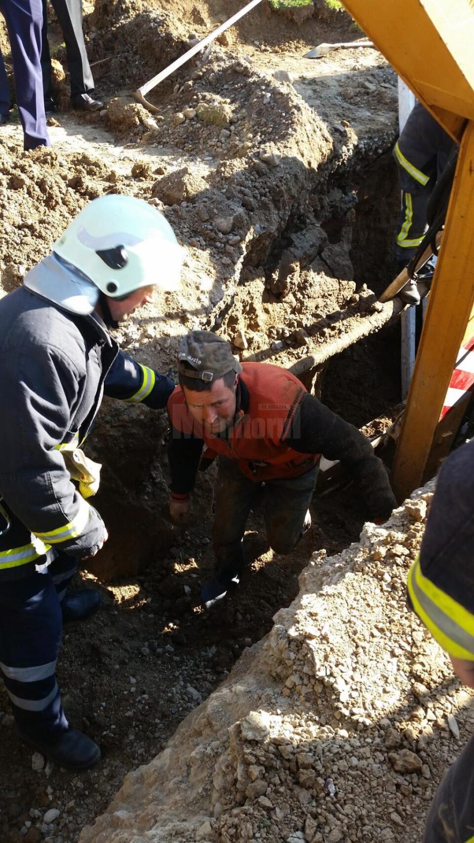 Un muncitor surprins sub un mal de pământ, salvat de pompieri la Frasin