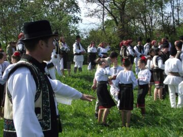 Hora satului, la Stupca, așa cum a fost odată...