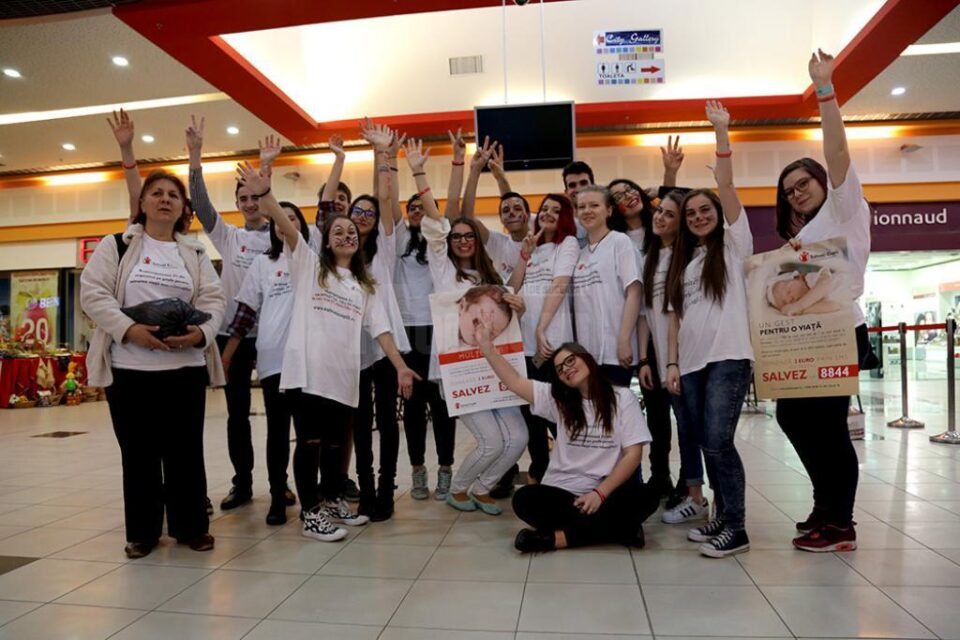 Aproape 16.000 de lei, colectați de Salvați Copiii Suceava în campania „Un gest pentru o viață”