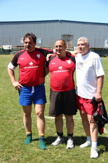 Cătălin Franciuc (mijloc) alături de foștii colegi Ovidiu Slușariuc (dreapta) și Constantin Grig la finalul meciului de old-boys din mai 2013, la 50 de ani de rugby la Suceava