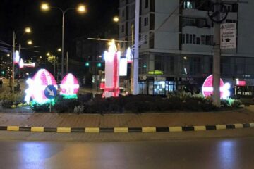 Centrul Sucevei, înfrumusețat cu lumini și decorațiuni pascale