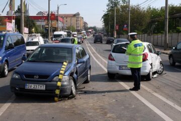 Cele două autoturisme s-au ciocnit, după ce Opel-ul alb a fost aruncat pe contrasens