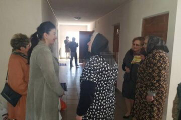 Bătrânele au primit medicamente din partea femeilor din PSD Suceava