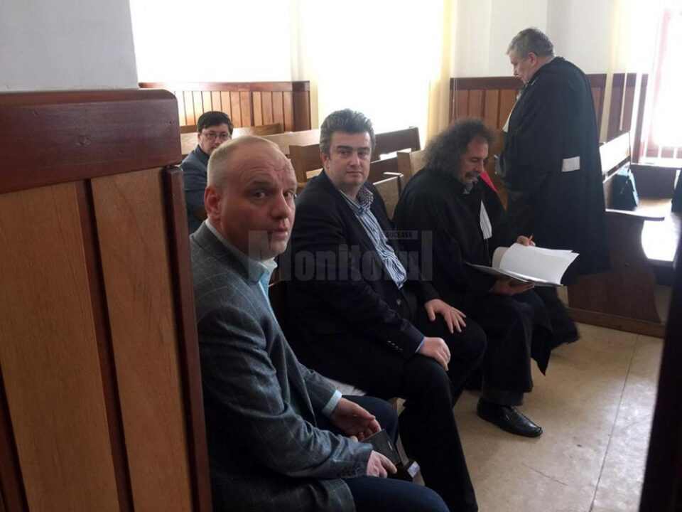 Ovidiu Donțu, Cătălin Nechifor, Tiberius Brădățan și avocații Vasile Tudor și Ioan Ursărescu, în așteptarea judecații