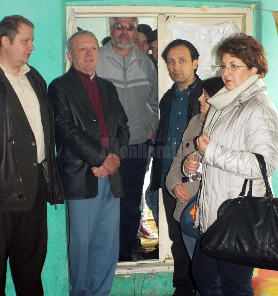 O familie necăjită din Liteni, ajutată cu alimente și îmbrăcăminte, în cadrul Campaniei „Vestitorii Primăverii”