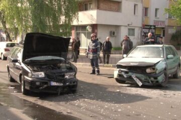 Coliziune violentă între două mașini în centrul Sucevei