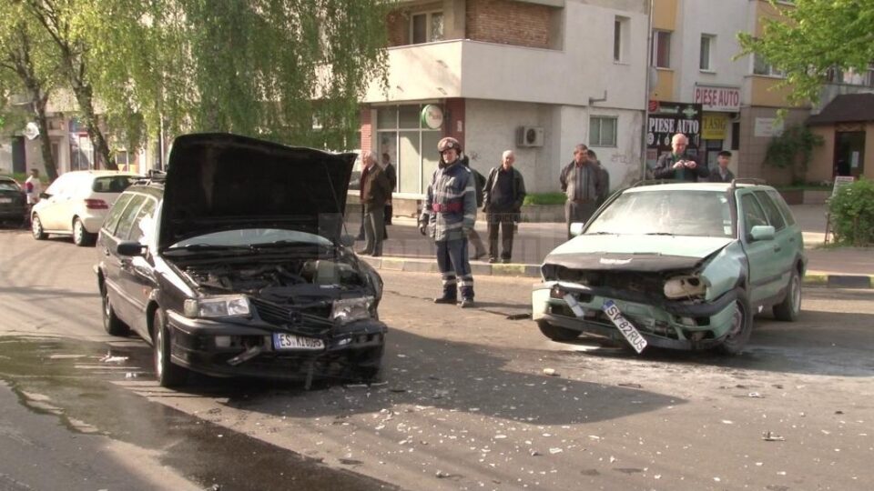 Coliziune violentă între două mașini în centrul Sucevei