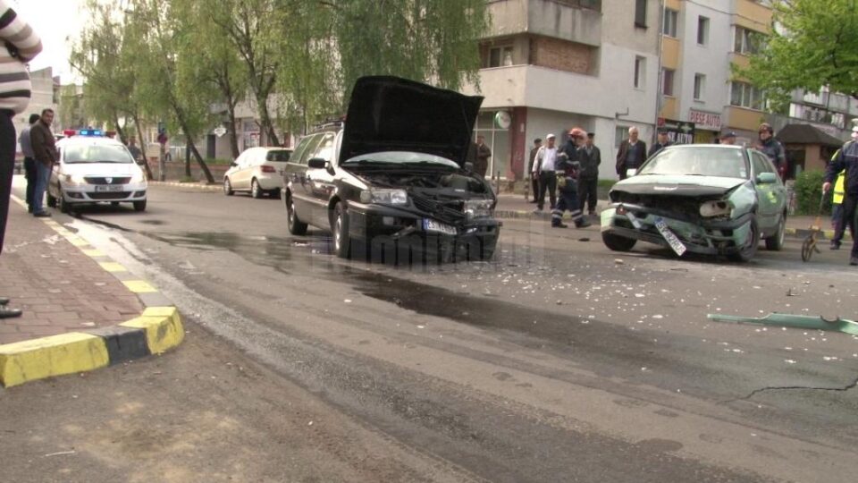 Coliziune violentă între două mașini în centrul Sucevei