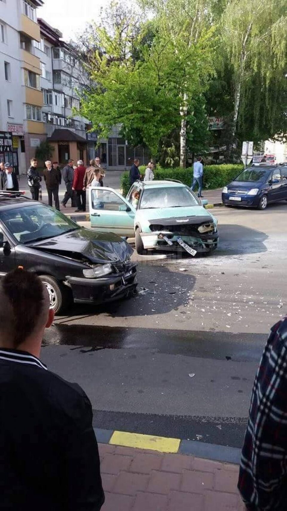 Coliziune violentă între două mașini în centrul Sucevei
