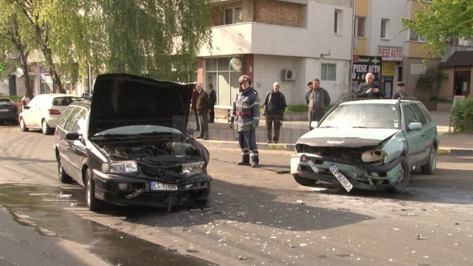 Accident în centrul Sucevei, după o depășire imprudentă, în intersecție