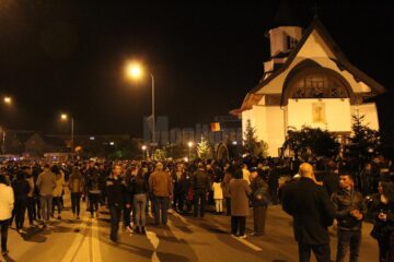 Calea Burdujeni a fost ocupată de miile de credincioși veniți să ia lumina de la Biserica „Sf. Andrei”