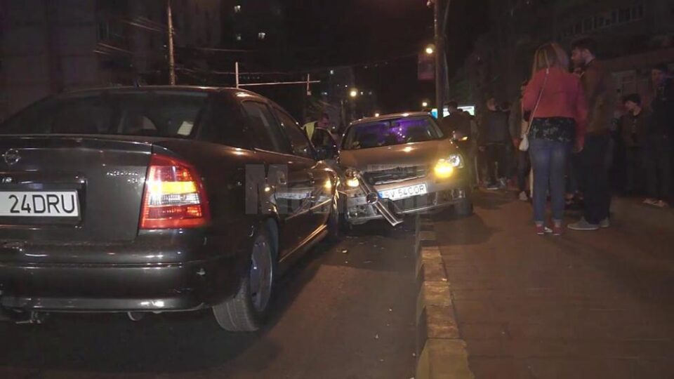 Cele două mașini de pe bulevard care au fost implicate în coliziune