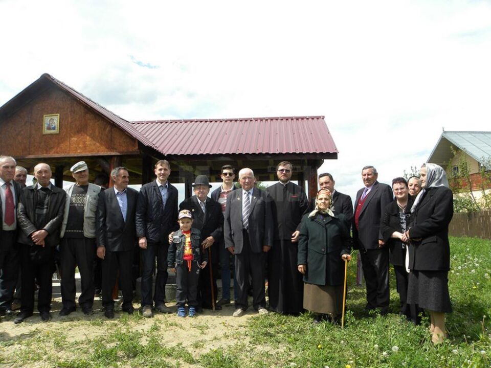 Inițiativă frumoasă Fântână în cinstea eroilor, la Mitocaș, lângă cimitirul în care aceștia își dorm somnul de veci