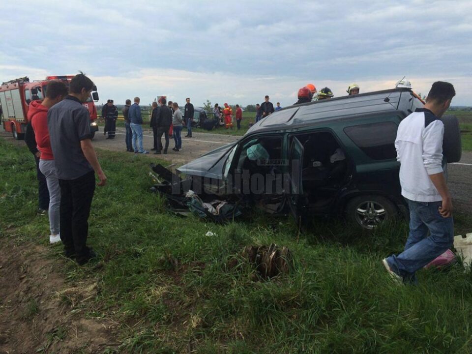 În urma impactului, cele două mașini implicate au fost aruncate în afara carosabilului
