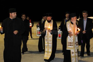 O delegație de preoți, avându-l în frunte pe ÎPS Pimen, a întâmpinat Lumina Sfântă pe Aeroportul din Suceava