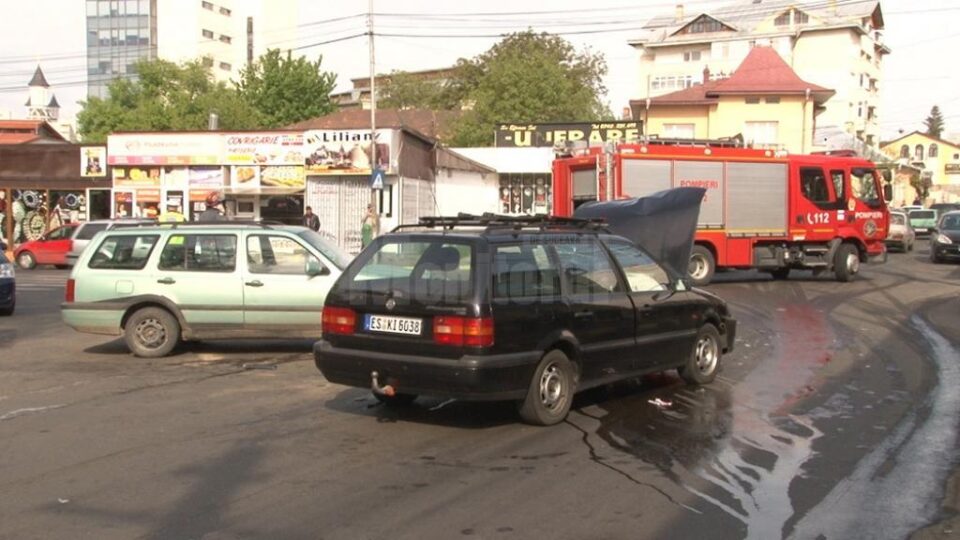 Două autoturisme s-au ciocnit violent, ieri, în centrul municipiului Suceava, lângă Autogară