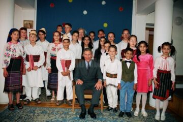 Printul Charles al Marii Britanii a vizitat Fundația FARA și copiii de la Casa „Sf. Nicolae”, în mai 2003
