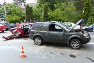 Mașinile implicate în accident