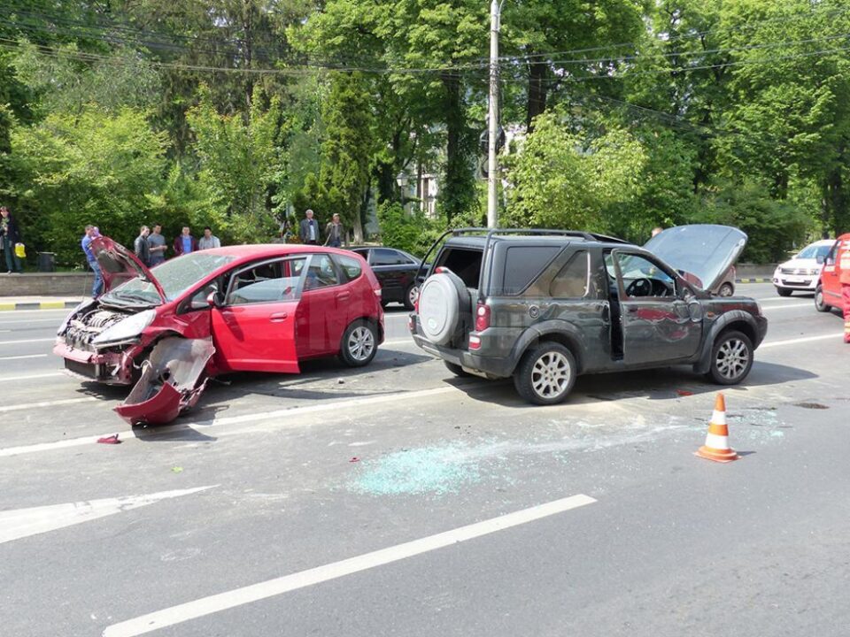 Patru mașini implicate într-un accident, în intersecția de la Biblioteca Bucovinei