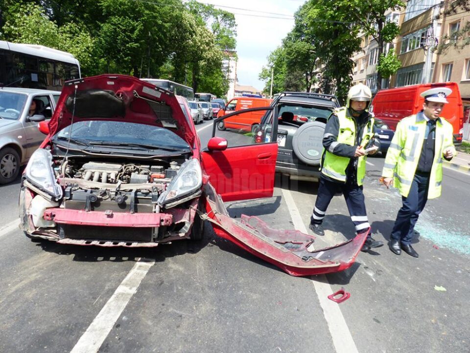 Patru mașini implicate într-un accident, în intersecția de la Biblioteca Bucovinei