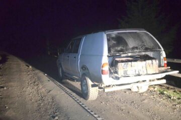 Autoturismul de teren în care se transporta coletul de culoare neagră conținând țigări de contrabandă