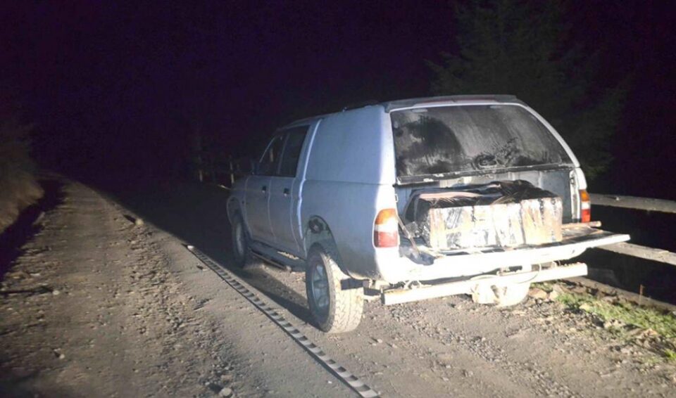 Autoturismul de teren în care se transporta coletul de culoare neagră conținând țigări de contrabandă