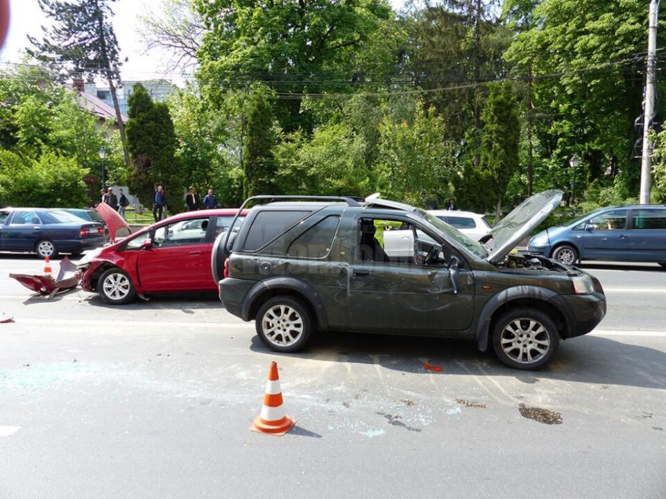 Șoferul care conducea mașina de teren cu volanul pe partea dreaptă a fost rănit după ce mașina s-a răsturnat pe acea parte
