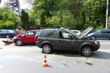 Șoferul care conducea mașina de teren cu volanul pe partea dreaptă a fost rănit după ce mașina s-a răsturnat pe acea parte
