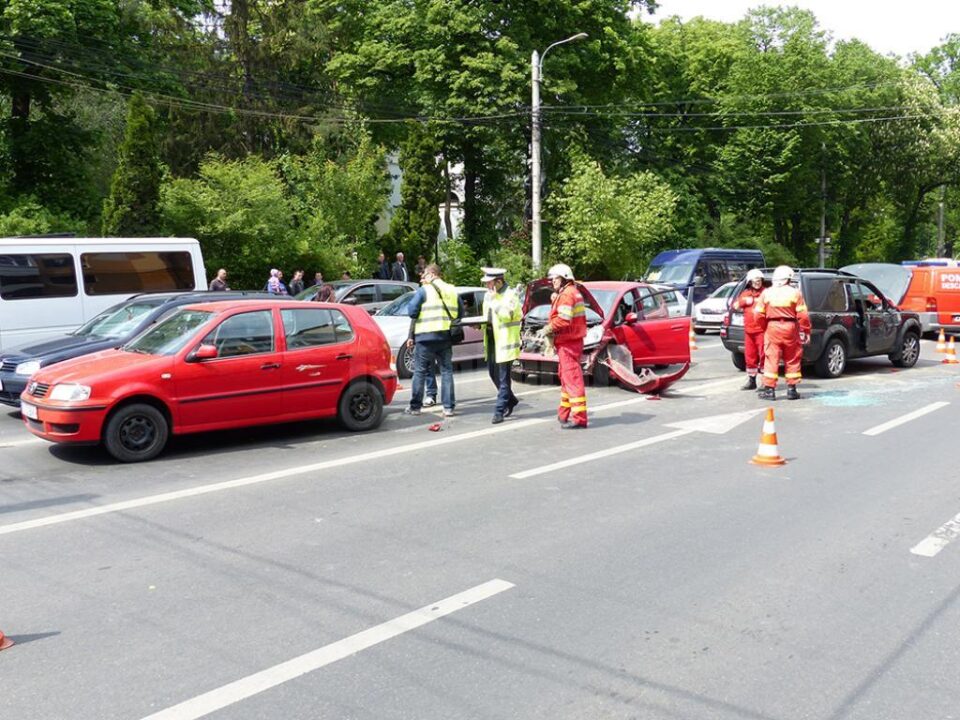 În accident a fost acroșat ușor și un autoturism Volkswagen, care staționa în fața Hondei