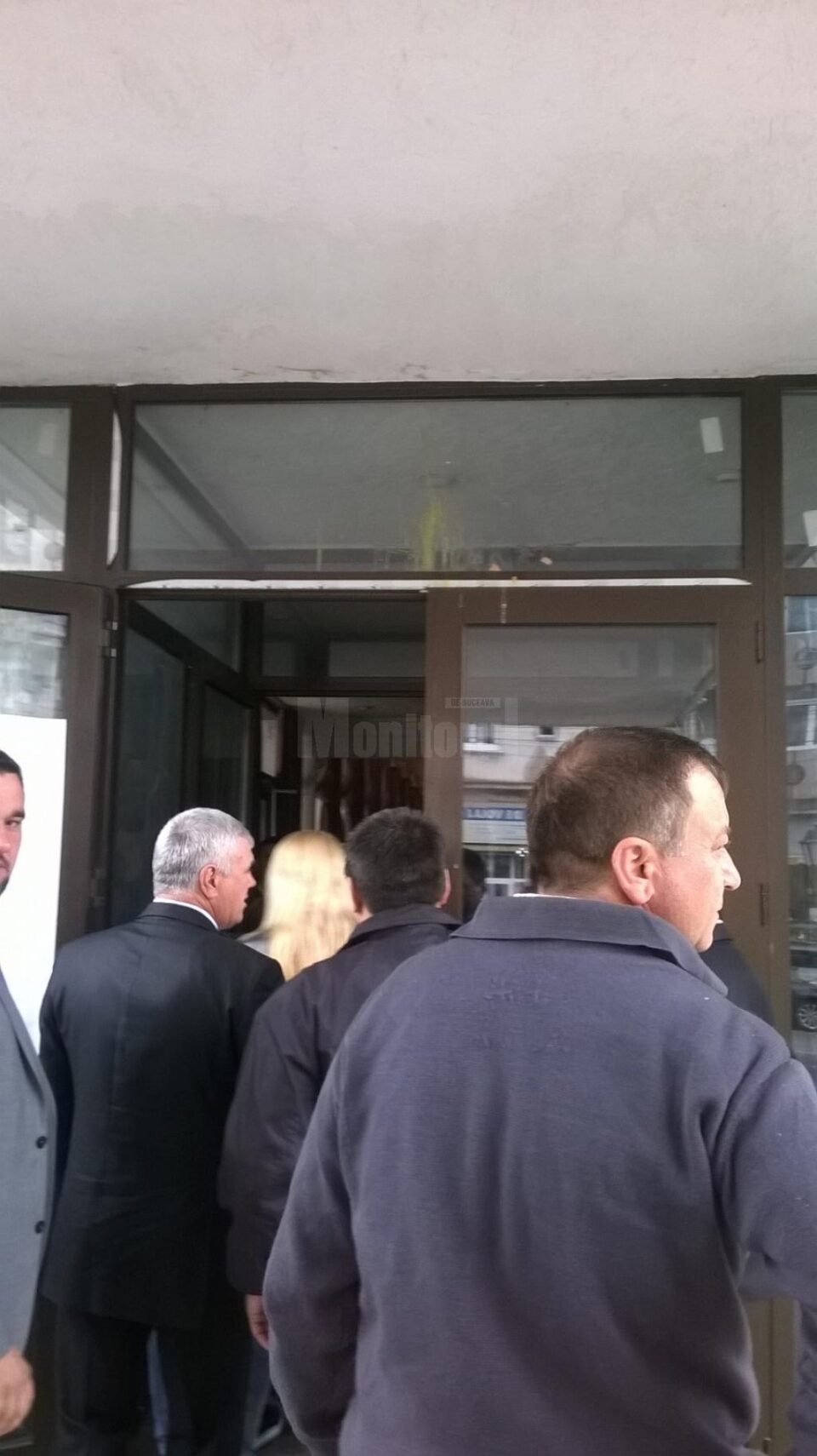 Un bărbat a aruncat un ou în geamul Casei de Cultură, unde era așteptat Traian Băsescu