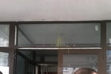 Un bărbat a aruncat un ou în geamul Casei de Cultură, unde era așteptat Traian Băsescu