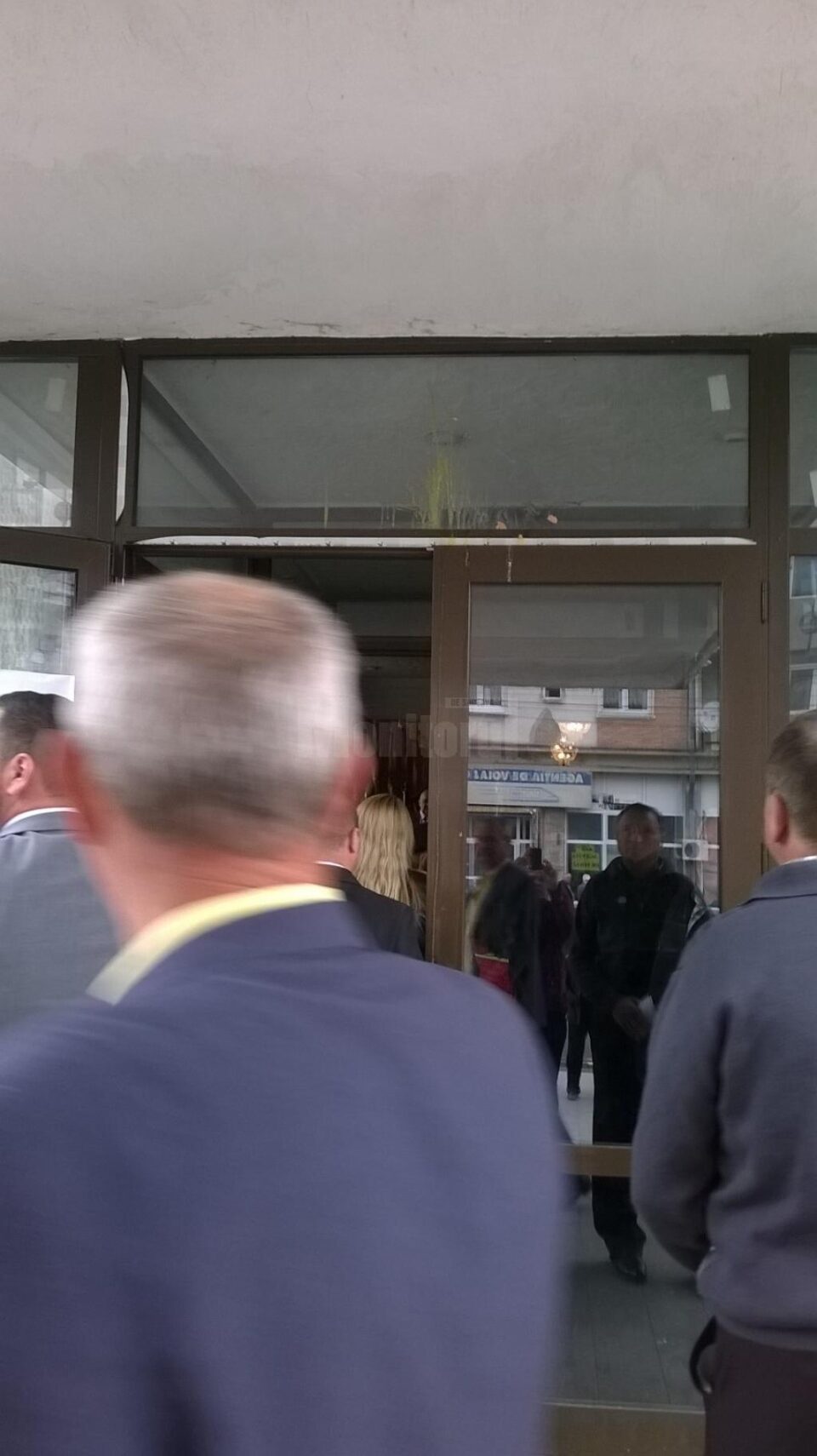 Un bărbat a aruncat un ou în geamul Casei de Cultură, unde era așteptat Traian Băsescu