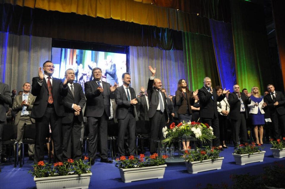 Băsescu întreabă PSD câți oameni a ucis în spitalele pe care le-a redeschis, după ce au fost închise de Boc