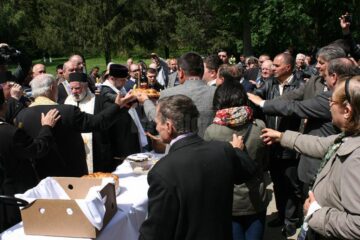 Slujba de sfințire a apei la Izvorul Tămăduirii din orașul Liteni a adunat ieri zeci de oameni
