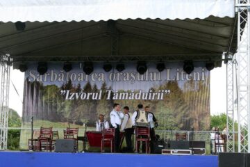 Slujba de sfințire a apei la Izvorul Tămăduirii din orașul Liteni a adunat ieri zeci de oameni